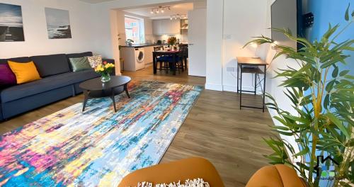 un soggiorno con un divano e un tavolo di Central Apart Hotel 2BR & 1BR Flats-EASY Walk to City Centre-Parking a Cambridge