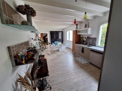 Il comprend une cuisine avec du parquet et une table. dans l'établissement Hacienda, à Carcassonne