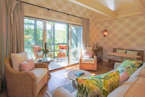 基洼岛Palm Bungalow的客厅配有家具和大窗户