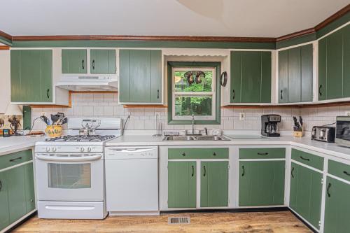 Una cocina o zona de cocina en By the Stream
