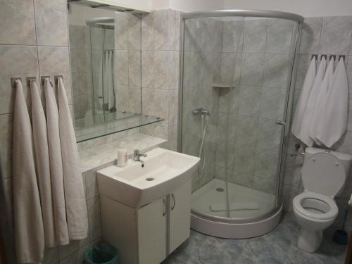 Apartments Matulic tesisinde bir banyo