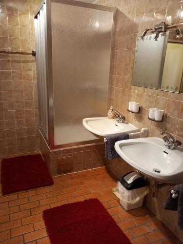 a bathroom with two sinks and a shower at Landhaus-Königsberg, Vorberg 360 Ebengütlweg in Ramsau am Dachstein