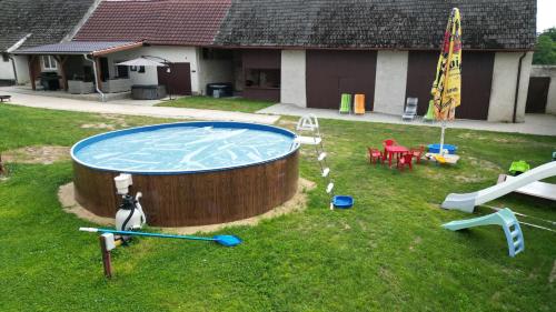 Bazén v ubytování Klid a pohoda v moderně vybaveném statku nebo v jeho okolí