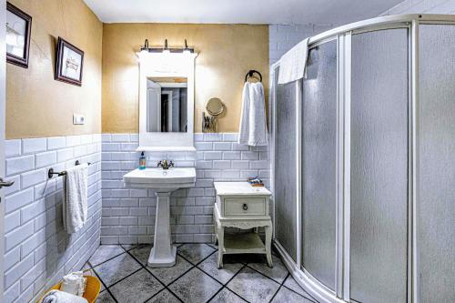 un baño con lavabo y ducha en Prado del abuelo, en Cabezuela del Valle