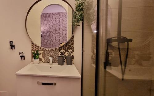 une salle de bain avec un lavabo et un miroir dans l'établissement BARREAU, à Libourne