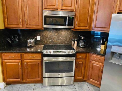 Η κουζίνα ή μικρή κουζίνα στο Newly renovated modern, spacious & quiet location