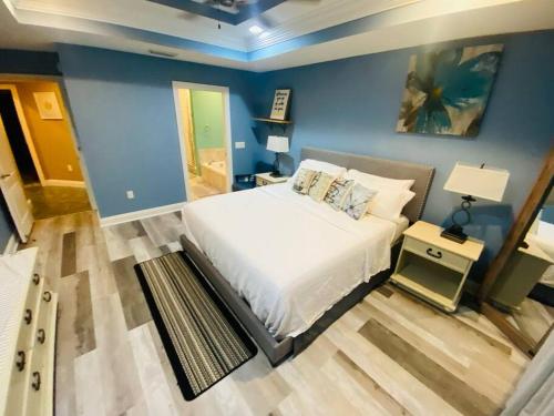 Ένα ή περισσότερα κρεβάτια σε δωμάτιο στο Newly renovated modern, spacious & quiet location