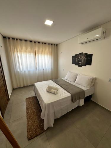 ein Schlafzimmer mit einem großen Bett mit weißer Bettwäsche in der Unterkunft Loft Jerimar - beco doce - Jeri in Jericoacoara