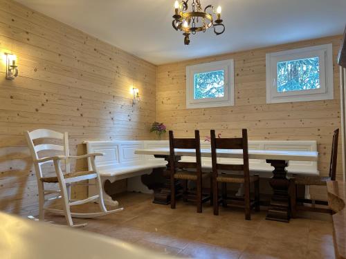 a dining room with a table and chairs at B&B Relief in Possagno