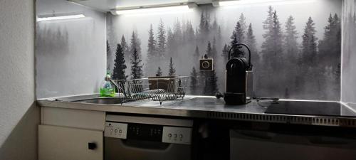 une cuisine avec un évier et des arbres sur le mur dans l'établissement Résidence Michailles - Studio 4 personnes à Vallandry en centre station et proche des pistes MAE-4014, à Peisey-Nancroix