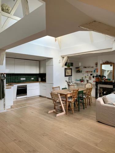 une cuisine et une salle à manger avec une table et des chaises dans l'établissement Angers hyper centre grand appart plein de charme, à Angers