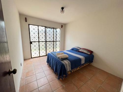 Ένα ή περισσότερα κρεβάτια σε δωμάτιο στο hospedaje casa oaxaca