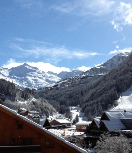 a view of a ski resort with snow covered mountains at Chalet De Meribel - Magnifique appartement 6 pièces pour 10 personnes dans le centre de Méribel proche des commerces et des pistes de ski MAE-1653 in Les Allues
