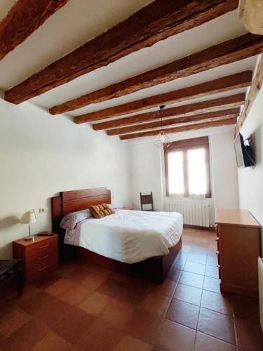 a bedroom with a large bed and a window at Alojamiento Turístico Casa Los Laureles in Segovia