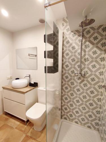 a bathroom with a toilet and a shower at Alojamiento Turístico Casa Los Laureles in Segovia