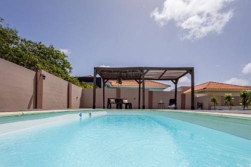 Bazén v ubytování Av Curacao - Centrally Located Spacious Apartment nebo v jeho okolí