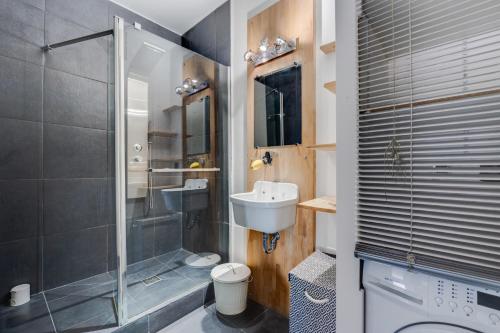 une salle de bain avec une douche, un lavabo et des toilettes dans l'établissement Le Panoramique - Ramblas Jean-Jaurès, à Toulouse