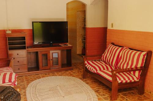 MajéにあるOtima Casa de campo com churrasq e WiFi em Mage RJのソファとテレビのあるリビングルーム