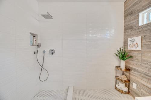 ロサンゼルスにあるEast Los Angeles Retreat about 2 Mi to Citadel Outletsの白い壁のバスルーム(シャワー付)