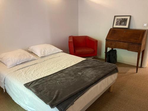 une chambre avec un lit, une chaise et un bureau dans l'établissement appartement coeur de Montpellier, à Montpellier