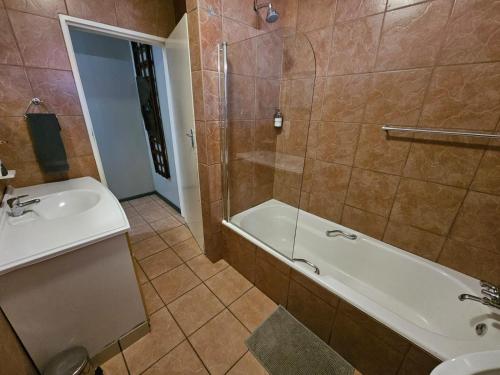 Ένα μπάνιο στο ZUCH Accommodation At Pafuri Self Catering - Comfort Apartment