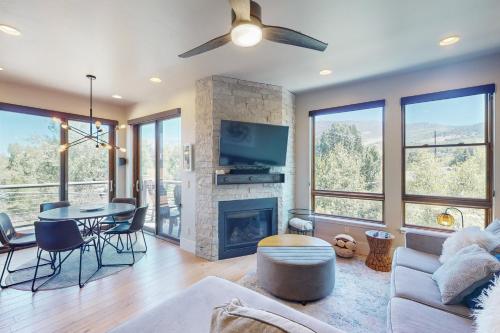 a living room with a fireplace and a tv at Blue River Condo Unit 3301 in Silverthorne