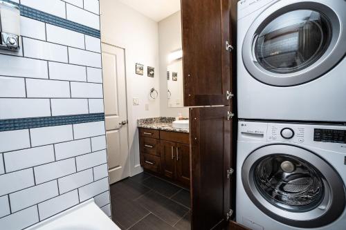 a laundry room with a washer and dryer at Downunder Mountain Retreat in Revelstoke