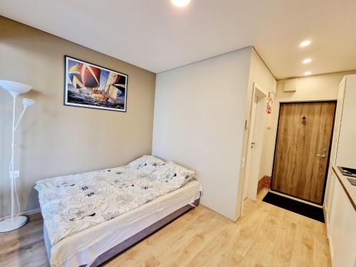 Ένα ή περισσότερα κρεβάτια σε δωμάτιο στο Rise and Shine apartment