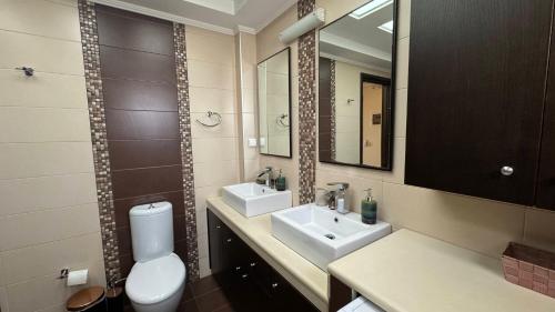 Bilik mandi di ''Villa Popi Gouves & Spa''Maisonette