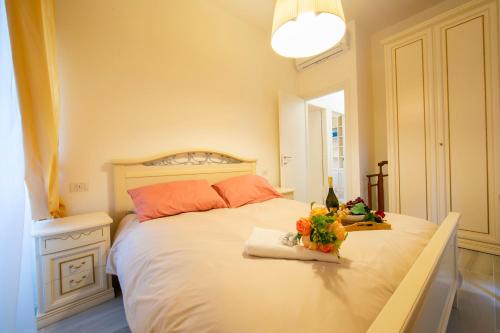 a bedroom with a bed with flowers on it at Lenno Giardinetto in Lenno