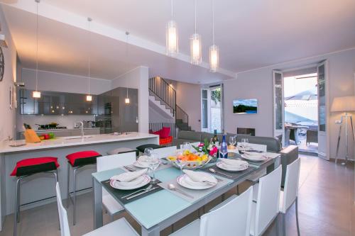 A kitchen or kitchenette at Villa Lucia Laglio