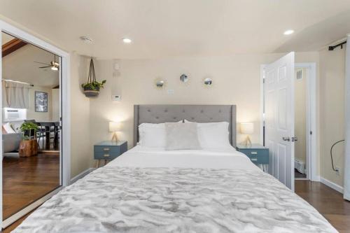 una camera da letto con un grande letto bianco con due tavoli blu di 3 bedrooms AC Ranch Near Casinos and Beach ad Atlantic City