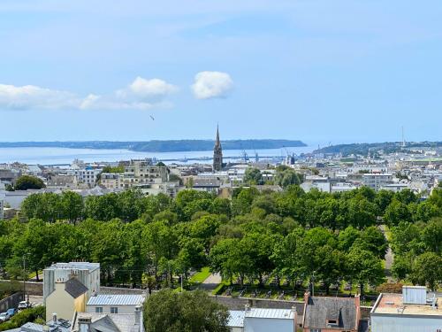 Photo de la galerie de l'établissement Le Panoramique vue sur la rade pour ce beau T3, à Brest
