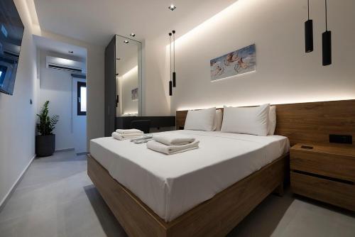 Una cama o camas en una habitación de Akira Suites