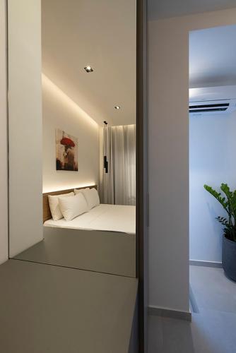 Una cama o camas en una habitación de Akira Suites