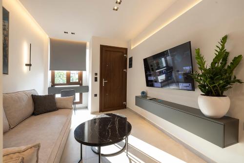 Una televisión o centro de entretenimiento en Akira Suites