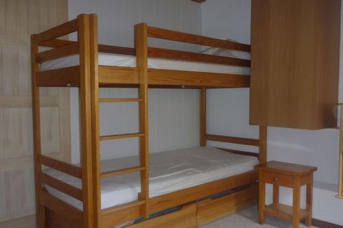a couple of bunk beds in a room at Duplex a l'hostellerie in Vars