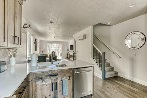 ガバメント・キャンプにあるMt. Hood Escape - Unit Aのシンクと階段のあるキッチン