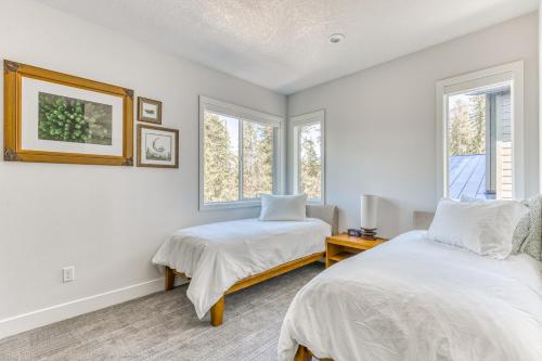 ガバメント・キャンプにあるMt. Hood Escape - Unit Aの窓が2つある部屋にベッドが2つある