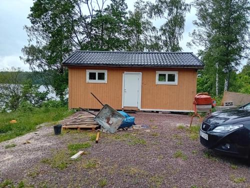 ÅnimskogにあるMysig sjönära stugaの小さな家