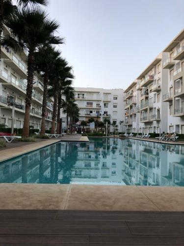 une piscine devant certains immeubles d'habitation dans l'établissement Shems Bouznika, à Bouznika