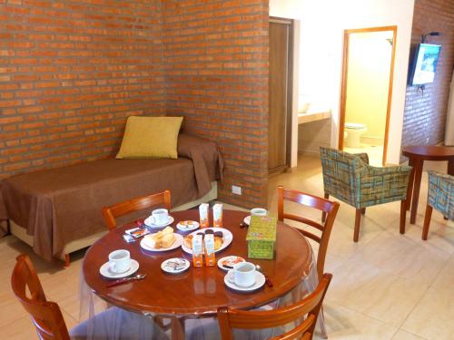 Et opholdsområde på Jardines del Cielo Cabañas & Apart Suites