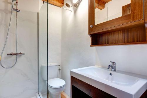 a bathroom with a toilet and a sink and a shower at Villa La Cueva in Teguise