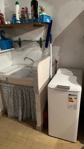 - une petite salle de bains pourvue d'une baignoire et d'une petite poubelle dans l'établissement Maison typique de provence, à Saint-Rémy-de-Provence