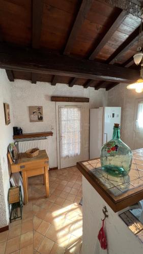 une cuisine avec une table et un vase sur un comptoir dans l'établissement Maison typique de provence, à Saint-Rémy-de-Provence