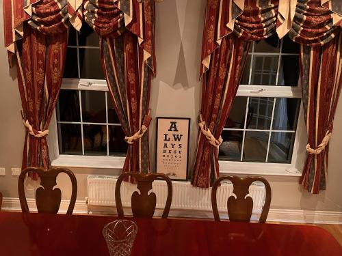 Imagen de la galería de Private Gated Home, 5 bed rms/ensuite, sleeps ten., en Ennis