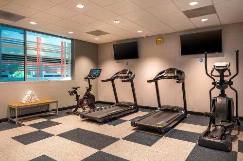 Фитнес-центр и/или тренажеры в GLo Hotel Asheville-Blue Ridge Parkway