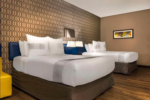 Кровать или кровати в номере GLo Hotel Asheville-Blue Ridge Parkway