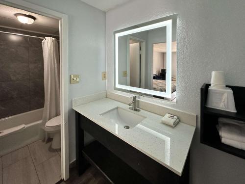 une salle de bain avec un lavabo et un miroir dans l'établissement Motel 6 Spartanburg, SC Northwest Business 85, à Spartanburg