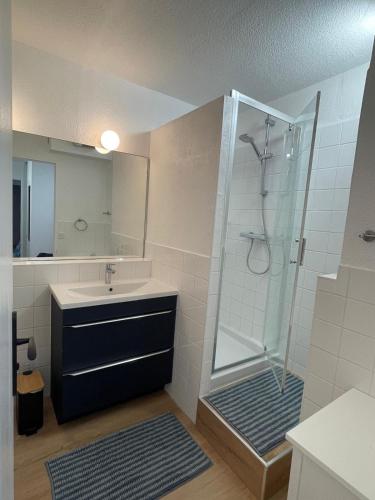 une salle de bain avec douche et lavabo dans l'établissement Family apartment - Fully equipped, Close to sandy beaches & restaurants, Pool, Balcony, Garage, à Antibes